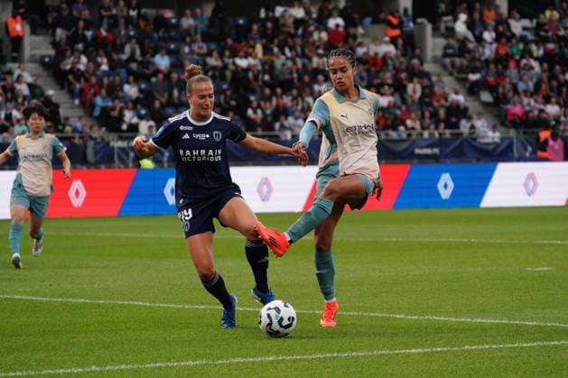Mary Fowler of Man City takes on Thea Greboval of Paris FC Paris FC Women v Manchester City Women, UEFA Women s Champions League, Second Round, Football, Stade Charlety , Paris, France, 18 Sep 2024 EDITORIAL USE ONLY No use with unauthorised audio, video, data, fixture lists, club league logos or live services. Online in-match use limited to 120 images, no video emulation. No use in betting, games or single club league player publications.  Copyright: xDavexWinter Shutterstockx 14722161jf