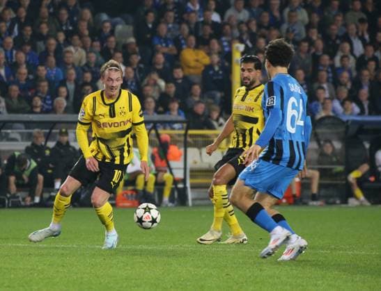 18 09 2024, xgrfx, Football UEFA Champions League, Club Bruges Borussia Dortmund emspor, v l Julian Brandt Borussia Dortmund , Kyriani Sabbe Club Bruges DFL DFB REGULATIONS PROHIBIT ANY USE OF PHOTOGRAPHS as IMAGE SEQUENCES and or QUASI VIDEO Bruges