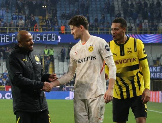 18 09 2024, xgrfx, Football UEFA Champions League, Club Bruges Borussia Dortmund emspor, v l Donyell Malen, Gregor Kobel Borussia Dortmund DFL DFB REGULATIONS PROHIBIT ANY USE OF PHOTOGRAPHS as IMAGE SEQUENCES and or QUASI VIDEO Bruges