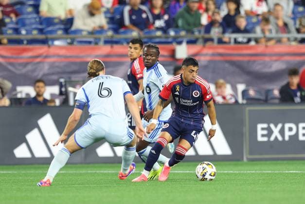 September 18, 2024; Foxborough, MA, USA; New England Revolution goalkeeper Henrich Ravas (1) and CF Montreal midfielder Samuel Piette (6) in action during the MLS, Fussball Herren, USA match between CF Montreal and New England Revolution. CSM Foxborough United States - ZUMAc04_ 20240918_zma_c04_007 Copyright: xAnthonyxNesmithx