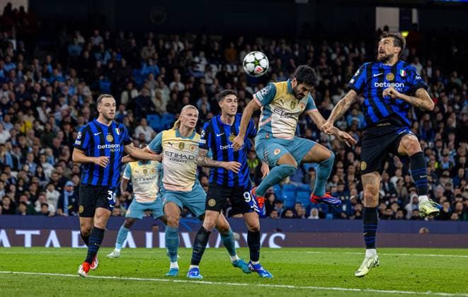 (240919) -- MANCHESTER, Sept. 19, 2024 -- Manchester City s Ilkay Gundogan (2nd R) heads towards goal during the UEFA Champions League match between Manchester City and Inter Milan in Manchester, Britain, on Sept. 18, 2024. (SP)BRITAIN-MANCHESTER-FOOTBALL-UEFA CHAMPIONS LEAGUE-MANCHESTER CITY VS INTER MILAN LixYing 