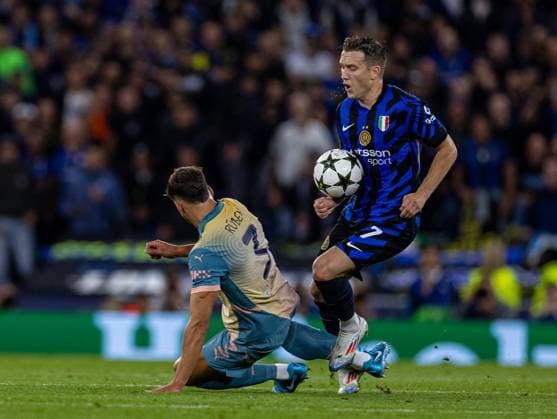 (240919) -- MANCHESTER, Sept. 19, 2024 -- Manchester City s Ruben Dias (L) vies with Inter Milan s Piotr Zielinski during the UEFA Champions League match between Manchester City and Inter Milan in Manchester, Britain, on Sept. 18, 2024. (SP)BRITAIN-MANCHESTER-FOOTBALL-UEFA CHAMPIONS LEAGUE-MANCHESTER CITY VS INTER MILAN LixYing 