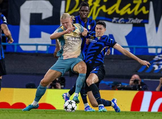 (240919) -- MANCHESTER, Sept. 19, 2024 -- Manchester City s Erling Haaland (L) vies for the ball during the UEFA Champions League match between Manchester City and Inter Milan in Manchester, Britain, on Sept. 18, 2024. (SP)BRITAIN-MANCHESTER-FOOTBALL-UEFA CHAMPIONS LEAGUE-MANCHESTER CITY VS INTER MILAN LixYing 