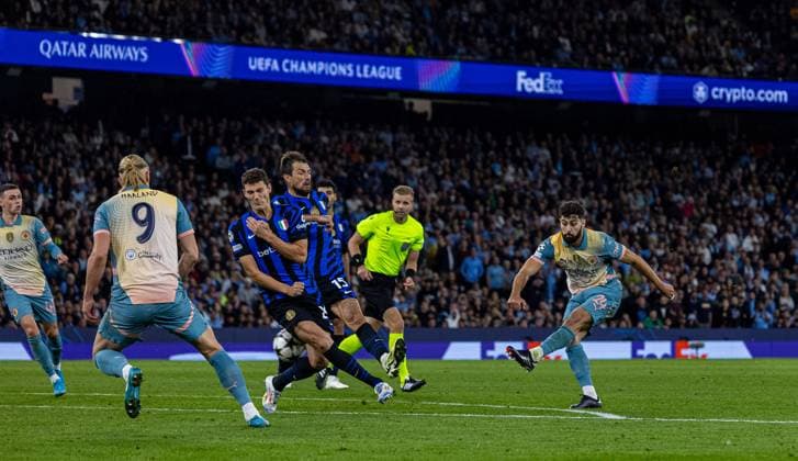 (240919) -- MANCHESTER, Sept. 19, 2024 -- Manchester City s Josko Gvardiol (1st R) shoots during the UEFA Champions League match between Manchester City and Inter Milan in Manchester, Britain, on Sept. 18, 2024. (SP)BRITAIN-MANCHESTER-FOOTBALL-UEFA CHAMPIONS LEAGUE-MANCHESTER CITY VS INTER MILAN LixYing 