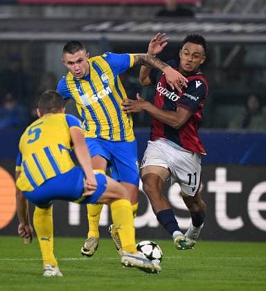 (240919) -- BOLOGNA, Sept. 19, 2024 -- Bologna s Dan Ndoye (R) vies with Shakhtar Donetsk s Oleksandr Zubkov (C) during the UEFA Champions League match between Bologna and Shakhtar Donetsk in Bologna, Italy, Sept. 18, 2024. (Photo by Xinhua) (SP)ITALY-BOLOGNA-FOOTBALL-UEFA CHAMPIONS LEAGUE-BOLOGNA VS SHAKHTAR DONETSK AlbertoxLingria 