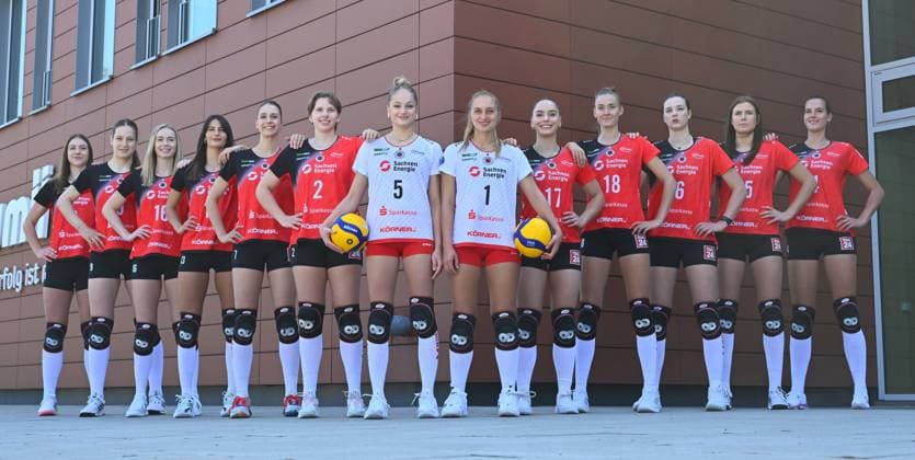 f l Eva Zatkovic, Lena Linke, Emma Scarlett Clothier, Stamatia Kyparissi, Julie Lengweiler, Larissa Winter, Lotte Goertz, Patricia Nestler, Lorena Lorber Fijok, Sarah Straube, Victoria Demidova, Marta Kamelija Levinska, Nathalie Lemmens, team photo, team photo, Media Day at the Dresden Chamber of Crafts, Media Day, photo session, photo shoot, Dresdner SC, volleyball, 1 Bundesliga women, 1 Liga, DSC, 2024 2025 season, 18 09 2024,
