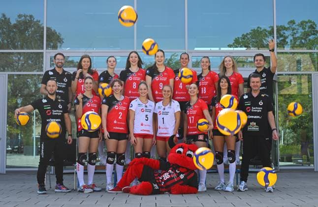 Team photo, team photo, Media Day at the Dresden Chamber of Crafts, Media Day, photo session, photo shoot, Dresdner SC, volleyball, 1 Bundesliga women, 1 Liga, DSC, 2024 2025 season, 18 09 2024,