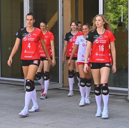 the players come to the team photo, front from l Nathalie Lemmens and Emma Scarlett Clothier, Media Day in the Dresden Chamber of Crafts, Media Day, photo session, photo shoot, Dresdner SC, volleyball, 1 Bundesliga women, 1 Liga, DSC, season 2024 2025, 18 09 2024,