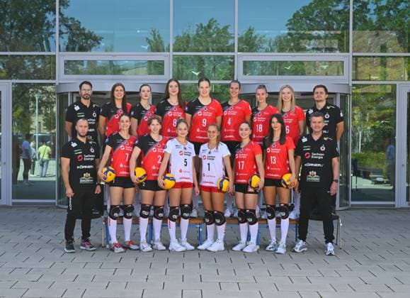 Back row, from left athletics coach Lukasz Marciniak, Victoria Demidova, Eva Zatkovic, Lena Linke, Nathalie Lemmens, Sarah Straube, Emma Scarlett Clothier, co-coach Radoslaw Wodzinski Bottom row, from left physiotherapist Oleksandr Selyavkin, Julie Lengweiler, Larissa Winter, Lotte Goertz, Patricia Nestler, Lorena Lorber Fijok, Stamatia Kyparissi, Coach Alexander Waibl Team photo, team photo, Media Day at the Dresden Chamber of Crafts, Media Day, photo session, photo shoot, Dresdner SC, Volleyball, 1 Bundesliga Women, 1 Liga, DSC, Season 2024 2025, 18 09 2024,