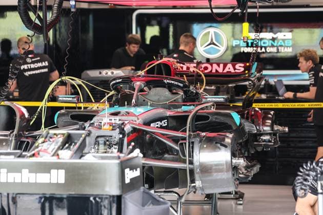 Mercedes AMG F1 Team W15, mechanical detail mechanic, mecanicien, mechanics during the Formula 1 Singapore Grand Prix 2024, 18th round of the 2024 Formula One World Championship, WM, Weltmeisterschaft from September 20 to 22, 2024 on the Marina Bay Circuit, in Singapore, Singapore - F1 - SINGAPORE GRAND PRIX 2024 DPPI Panoramic  240919_R18_SINGAPORE_DP_XB3_7331