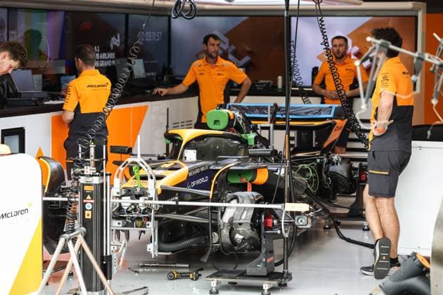 McLaren F1 Team MCL38, mechanical detail mechanic, mecanicien, mechanics during the Formula 1 Singapore Grand Prix 2024, 18th round of the 2024 Formula One World Championship, WM, Weltmeisterschaft from September 20 to 22, 2024 on the Marina Bay Circuit, in Singapore, Singapore - F1 - SINGAPORE GRAND PRIX 2024 DPPI Panoramic  240919_R18_SINGAPORE_DP_XB3_7345