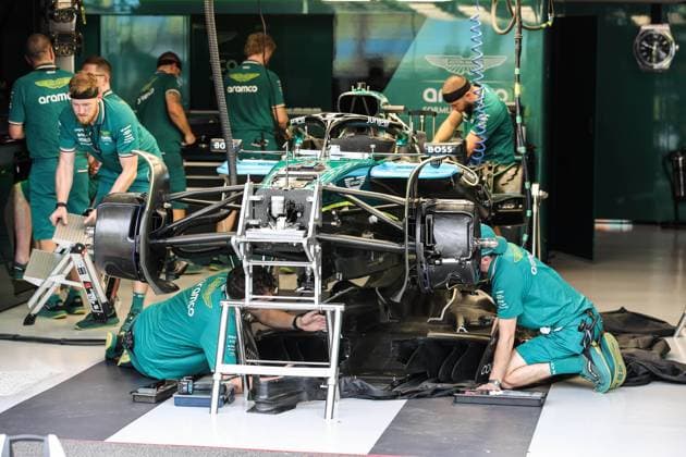 Aston Martin F1 Team AMR23, mechanical detail mechanic, mecanicien, mechanics during the Formula 1 Singapore Grand Prix 2024, 18th round of the 2024 Formula One World Championship, WM, Weltmeisterschaft from September 20 to 22, 2024 on the Marina Bay Circuit, in Singapore, Singapore - F1 - SINGAPORE GRAND PRIX 2024 DPPI Panoramic  240919_R18_SINGAPORE_DP_XB3_7351