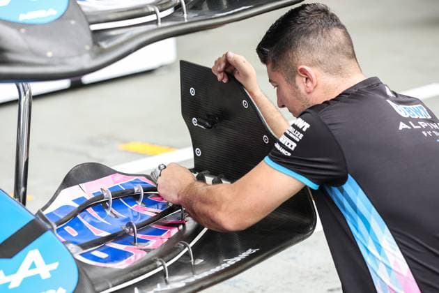 Alpine F1 Team A524, mechanical detail front wing mechanic, mecanicien, mechanics during the Formula 1 Singapore Grand Prix 2024, 18th round of the 2024 Formula One World Championship, WM, Weltmeisterschaft from September 20 to 22, 2024 on the Marina Bay Circuit, in Singapore, Singapore - F1 - SINGAPORE GRAND PRIX 2024 DPPI Panoramic  240919_R18_SINGAPORE_DP_XB3_7357