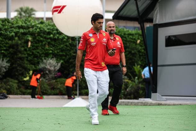 SAINZ Carlos (spa), Scuderia Ferrari SF-24, portrait during the Formula 1 Singapore Grand Prix 2024, 18th round of the 2024 Formula One World Championship, WM, Weltmeisterschaft from September 20 to 22, 2024 on the Marina Bay Circuit, in Singapore, Singapore - F1 - SINGAPORE GRAND PRIX 2024 DPPI Panoramic  240919_R18_SINGAPORE_DP_XB3_7411