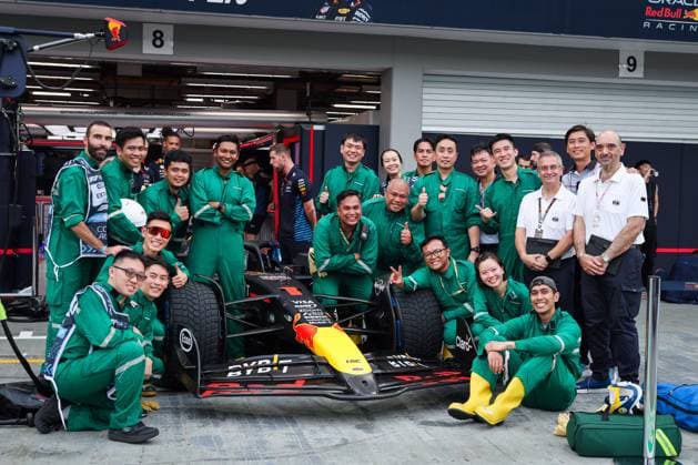 FIA Extrication exercise at Red Bull Racing RB20, marshall, commissaire de piste, marshal, marshalls, marshals during the Formula 1 Singapore Grand Prix 2024, 18th round of the 2024 Formula One World Championship, WM, Weltmeisterschaft from September 20 to 22, 2024 on the Marina Bay Circuit, in Singapore, Singapore - F1 - SINGAPORE GRAND PRIX 2024 DPPI Panoramic  240919_R18_SINGAPORE_DP_AV3_5433