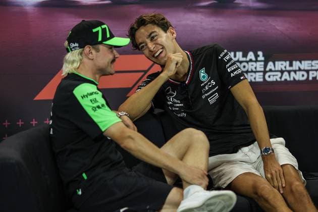 Sport Bilder des Tages RUSSELL George (gbr), Mercedes AMG F1 Team W15, portrait BOTTAS Valtteri (fin), Stake F1 Team Kick Sauber C44, portrait press conference, PK, Pressekonferenz during the Formula 1 Singapore Grand Prix 2024, 18th round of the 2024 Formula One World Championship, WM, Weltmeisterschaft from September 20 to 22, 2024 on the Marina Bay Circuit, in Singapore, Singapore - F1 - SINGAPORE GRAND PRIX 2024 DPPI Panoramic  240919_R18_SINGAPORE_DP_XB3_8431