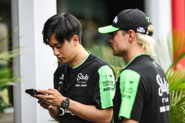 ZHOU Guanyu (chi), Stake F1 Team Kick Sauber C44, portrait BOTTAS Valtteri (fin), Stake F1 Team Kick Sauber C44, portrait during the Formula 1 Singapore Grand Prix 2024, 18th round of the 2024 Formula One World Championship, WM, Weltmeisterschaft from September 20 to 22, 2024 on the Marina Bay Circuit, in Singapore, Singapore - F1 - SINGAPORE GRAND PRIX 2024 DPPI Panoramic 240919_R18_SINGAPORE_DP_XB3_7863