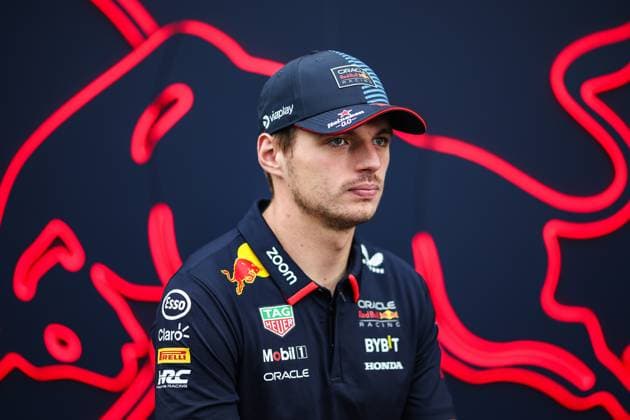 VERSTAPPEN Max (ned), Red Bull Racing RB20, portrait during the Formula 1 Singapore Grand Prix 2024, 18th round of the 2024 Formula One World Championship, WM, Weltmeisterschaft from September 20 to 22, 2024 on the Marina Bay Circuit, in Singapore, Singapore - F1 - SINGAPORE GRAND PRIX 2024 DPPI Panoramic  240919_R18_SINGAPORE_DP_XB3_8240