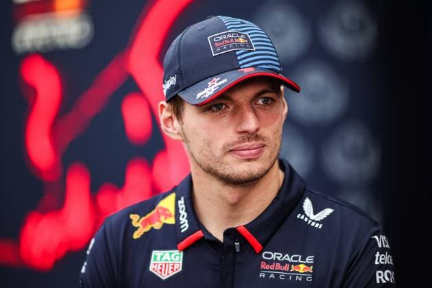 VERSTAPPEN Max (ned), Red Bull Racing RB20, portrait during the Formula 1 Singapore Grand Prix 2024, 18th round of the 2024 Formula One World Championship, WM, Weltmeisterschaft from September 20 to 22, 2024 on the Marina Bay Circuit, in Singapore, Singapore - F1 - SINGAPORE GRAND PRIX 2024 DPPI Panoramic  240919_R18_SINGAPORE_DP_XB3_8252