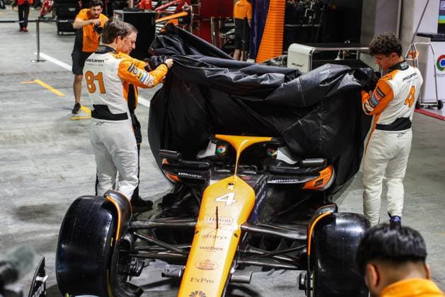 PIASTRI Oscar (aus), McLaren F1 Team MCL38, portrait NORRIS Lando (gbr), McLaren F1 Team MCL38, portrait BROWN Zak (usa), CEO of of McLaren Racing, portrait reveal special livery during the Formula 1 Singapore Grand Prix 2024, 18th round of the 2024 Formula One World Championship, WM, Weltmeisterschaft from September 20 to 22, 2024 on the Marina Bay Circuit, in Singapore, Singapore - F1 - SINGAPORE GRAND PRIX 2024 DPPI Panoramic 240919_R18_SINGAPORE_DP_XB5_6717
