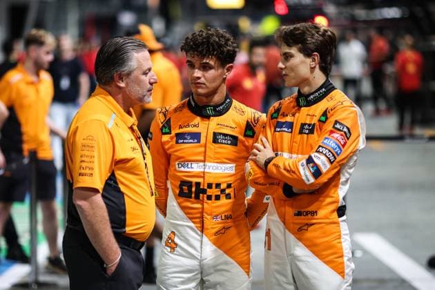 NORRIS Lando (gbr), McLaren F1 Team MCL38, portrait PIASTRI Oscar (aus), McLaren F1 Team MCL38, portrait BROWN Zak (usa), CEO of of McLaren Racing, portrait during the Formula 1 Singapore Grand Prix 2024, 18th round of the 2024 Formula One World Championship, WM, Weltmeisterschaft from September 20 to 22, 2024 on the Marina Bay Circuit, in Singapore, Singapore - F1 - SINGAPORE GRAND PRIX 2024 DPPI Panoramic 240919_R18_SINGAPORE_DP_XB3_8688