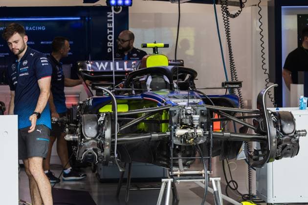 Marina Bay Street Circuit, Singapore, Singapore. 19.September.2024; Williams racing F1 car and engineer in the garage during Formula One Singapore Grand Prix  (267071781)
