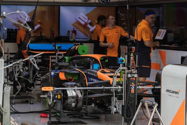 Marina Bay Street Circuit, Singapore, Singapore. 19.September.2024; Mclaren F1 car and engineer in the garage during Formula One Singapore Grand Prix  (267071820)