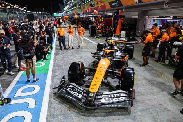 04 NORRIS Lando (gbr), McLaren F1 Team MCL38, action special livery during the Formula 1 Singapore Grand Prix 2024, 18th round of the 2024 Formula One World Championship, WM, Weltmeisterschaft from September 20 to 22, 2024 on the Marina Bay Circuit, in Singapore, Singapore - F1 - SINGAPORE GRAND PRIX 2024 DPPI Panoramic  240919_R18_SINGAPORE_DP_AV6_2295