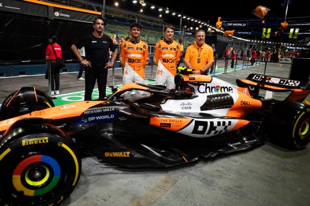 September 19, 2024, Singapore, Singapore: ZAK BROWN, LANDO NORRIS and OSCAR PIASTRI unveil a new special livery honoring the McLaren MP4 4 during Media day for the 2024 Formula 1 Singapore Grand Prix. Singapore Singapore - ZUMAb177 20240919_aap_b177_029 Copyright: xTaidghxBarronx