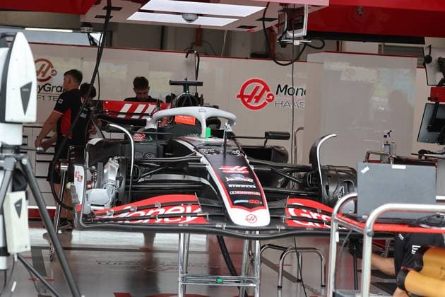 19 09 2024, Marina Bay Street Circuit, Singapore, FORMULA 1 SINGAPORE AIRLINES SINGAPORE GRAND PRIX 2024,in the picture mechanics working on the car of Kevin Magnussen DNK , MoneyGram Haas F1 Team Defodi 506 20240919 hbr 0008 Defodi-506