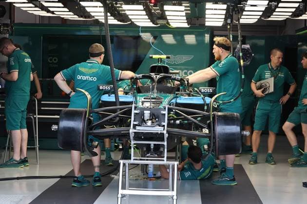 FORMULA 1 SINGAPORE AIRLINES SINGAPORE GRAND PRIX 2024 19 09 2024, Marina Bay Street Circuit, Singapore, FORMULA 1 SINGAPORE AIRLINES SINGAPORE GRAND PRIX 2024,in the picture mechanics working on the car of Fernando Alonso ESP , Aston Martin Aramco Cognizant Formula One Team nordphotoxGmbHx xBratic nph00250