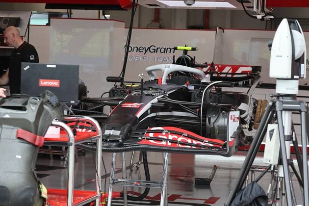 FORMULA 1 SINGAPORE AIRLINES SINGAPORE GRAND PRIX 2024 19 09 2024, Marina Bay Street Circuit, Singapore, FORMULA 1 SINGAPORE AIRLINES SINGAPORE GRAND PRIX 2024,in the picture mechanics working on the car of Nico Hülkenberg DEU , MoneyGram Haas F1 Team nordphotoxGmbHx xBratic nph00250