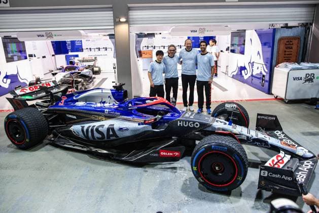 Sport Bilder des Tages Visa Cash App RB F1 Team special denim livery MEKIES Laurent (fra), Team Principal of Visa Cash App RB F1 Team, portrait TSUNODA Yuki (jap), Visa Cash App RB F1 Team VCARB 01, portrait BAYER Peter, CEO of Visa Cash App RB F1 Team, portrait RICCIARDO Daniel (aus), Visa Cash App RB F1 Team VCARB 01, portrait during the Formula 1 Singapore Grand Prix 2024, 18th round of the 2024 Formula One World Championship, WM, Weltmeisterschaft from September 20 to 22, 2024 on the Marina Bay Circuit, in Singapore, Singapore - F1 - SINGAPORE GRAND PRIX 2024 DPPI Panoramic  240919_R18_SINGAPORE_DP_XB5_6846