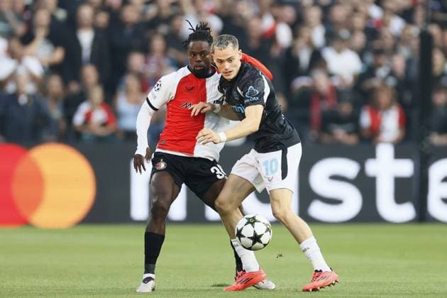 ROTTERDAM - (l-r) Jordan Lotomba of Feyenoord, Florian Wirtz of Bayer 04 Leverkusen during the UEFA Champions League match between Feyenoord Rotterdam and Bayer 04 Leverkusen at Feyenoord Stadium de Kuip on Sept. 19, 2024 in Rotterdam, Netherlands. ANP PIETER STAM DE JONGE UEFA Champions League 2024 25 xVIxANPxSportx xxANPxIVx 508860080 originalFilename: 508860080.jpg