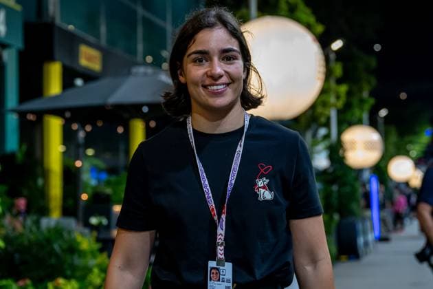 MARINA BAY, SINGAPORE: Jamie Chadwick, The development driver for the Williams Racing team, at the 2024 Formula 1 Singapore Grand Prix at the Marina Bay Street Circuit in Marina Bay, Singapore.