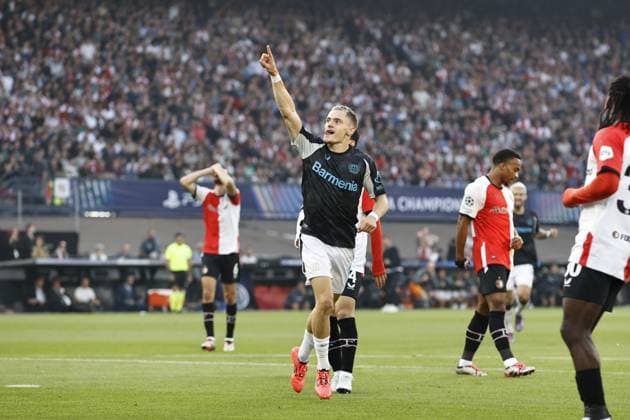 ROTTERDAM - (l-r) Florian Wirtz of Bayer 04 Leverkusen celebrates the 0-1, Quinten Timber of Feyenoord balks during the UEFA Champions League match between Feyenoord Rotterdam and Bayer 04 Leverkusen at Feyenoord Stadium de Kuip on Sept. 19, 2024 in Rotterdam, Netherlands. ANP MAURICE VAN STEEN UEFA Champions League 2024 25 xVIxANPxSportx xxANPxIVx 508860688 originalFilename: 508860688.jpg