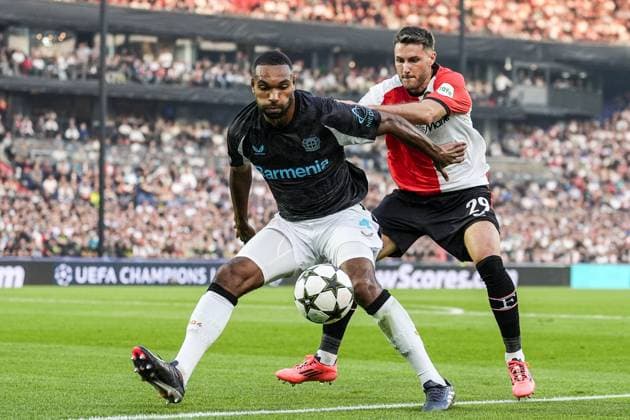 UEFA Champions League: Feyenoord v Bayer 04 Leverkusen Rotterdam - Jonathan Tah of Bayer 04 Leverkusen, Santiago Gimenez of Feyenoord during the first round of new format of the Champions League 2024 2025. The match is set between Feyenoord and Bayer 04 Leverkusen at Stadion Feijenoord De Kuip on 19 September 2024 in Rotterdam, The Netherlands. Copyright: xTomxBodex