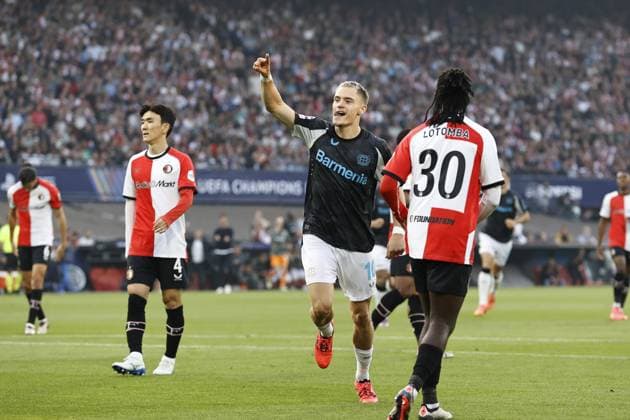 ROTTERDAM - (l-r) Inbeom Hwang of Feyenoord balks, Florian Wirtz of Bayer 04 Leverkusen celebrates the 0-1 during the UEFA Champions League match between Feyenoord Rotterdam and Bayer 04 Leverkusen at Feyenoord Stadium de Kuip on Sept. 19, 2024 in Rotterdam, Netherlands. ANP MAURICE VAN STEEN UEFA Champions League 2024 25 xVIxANPxSportx xxANPxIVx 508860949 originalFilename: 508860949.jpg
