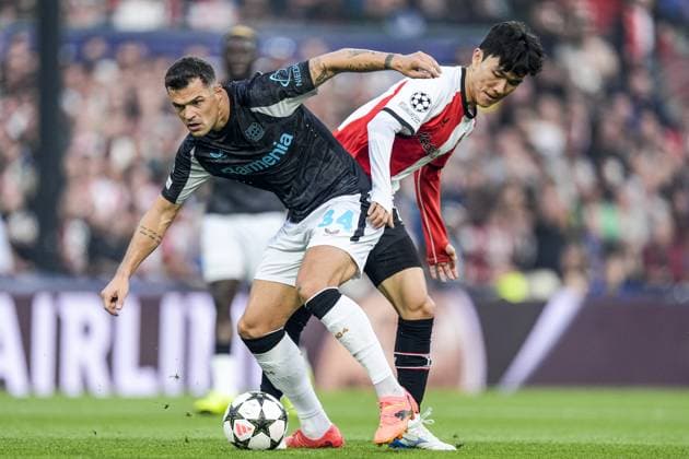 UEFA Champions League: Feyenoord v Bayer 04 Leverkusen Rotterdam - Granit Xhaka of Bayer 04 Leverkusen, In-beom Hwang of Feyenoord during the first round of new format of the Champions League 2024 2025. The match is set between Feyenoord and Bayer 04 Leverkusen at Stadion Feijenoord De Kuip on 19 September 2024 in Rotterdam, The Netherlands. Copyright: xTomxBodex