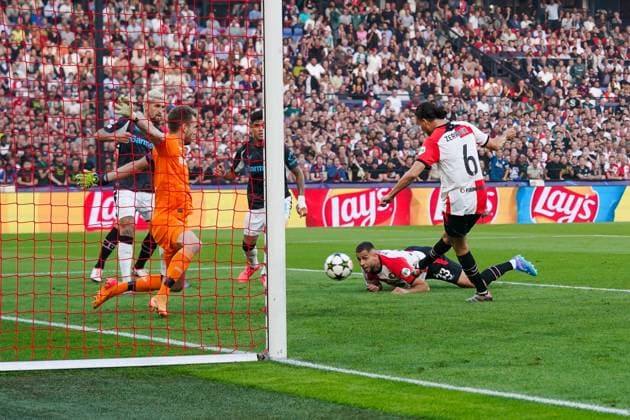 ROTTERDAM, 19-09-2024, Feyenoord - Leverkusen , Stadium Feijenoord de Kuip , football, UEFA Champions League , season 2024 2025 , Feyenoord player Ramiz Zerrouki scoring the 1-1, goal canceled due offside Feyenoord - Leverkusen  x26283986x Copyright:
