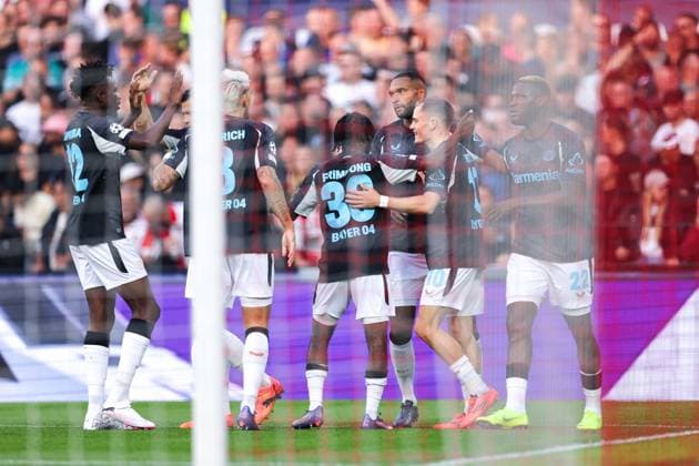 19 09 2024, Football, Season 2024 2025, UEFA Champions League, Matchday 1, Feyenoord Rotterdam Bayer 04 Leverkusen, The players of Bayer Leverkusen celebrate the goal to 0 1 by Florian Wirtz Bayer 04 Leverkusen , Rotterdam De Kuip Stadion Feijenoord Netherlands xRHR PHOTO ENx Copyright: DennisxEwert RHR-FOTOx RHR-FOTO DE