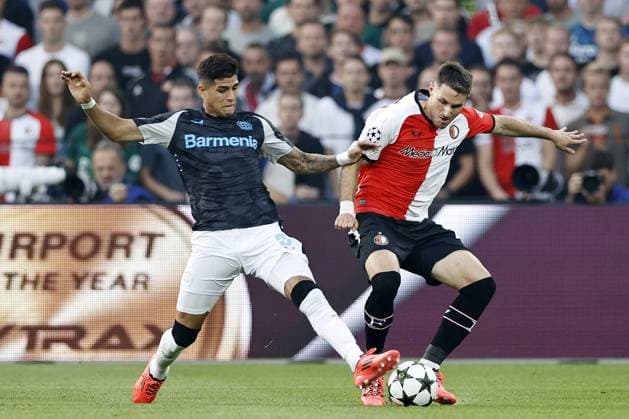 ROTTERDAM - (l-r)Piero Hincapie of Bayer 04 Leverkusen, Santiago Gimenez of Feyenoord during the UEFA Champions League match between Feyenoord Rotterdam and Bayer 04 Leverkusen at Feyenoord Stadion de Kuip on Sept. 19, 2024 in Rotterdam, Netherlands. ANP MAURICE VAN STEEN UEFA Champions League 2024 25 xVIxANPxSportx xxANPxIVx 508861178 originalFilename: 508861178.jpg