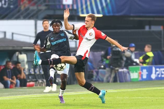 in duel, action, with Othniel Raterink 33 Bayer 04 Leverkusen Feyenoord Rotterdam vs Bayer 04 Leverkusen, UEFA Champions League, Soccer, Matchday 1, Season 2024 2025, 19 09 2024 Photo kolbert press Ant Palmer Stadion Rotterdam De Kuip Netherlands Copyright: xkolbert-press AntxPalmerx