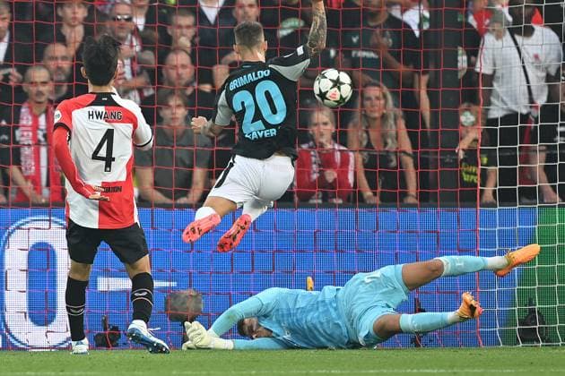Rotterdam, De Kuip, 19 09 24, GER, Men, UEFA Champions League, Season 2024 2025, Feyenoord Rotterdam Bayer 04 Leverkusen Bild Alejandro GRIMALDO Leverkusen macht das Tor zum 0 2 Only for editorial use UEFA regulations prohibit any use of photographs as image sequences and or quasi video Suedholland Netherlands