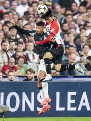 UEFA Champions League: Feyenoord v Bayer 04 Leverkusen Rotterdam - Martin Terrier of Bayer 04 Leverkusen, In-beom Hwang of Feyenoord during the first round of new format of the Champions League 2024 2025. The match is set between Feyenoord and Bayer 04 Leverkusen at Stadion Feijenoord De Kuip on 19 September 2024 in Rotterdam, The Netherlands. Copyright: xTomxBodex