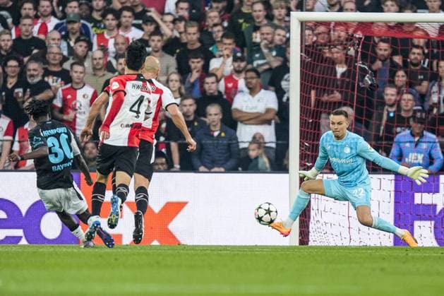 UEFA Champions League: Feyenoord v Bayer 04 Leverkusen Rotterdam - Jeremie Frimpong of Bayer 04 Leverkusen, Feyenoord keeper Timon Wellenreuther during the first round of new format of the Champions League 2024 2025. The match is set between Feyenoord and Bayer 04 Leverkusen at Stadion Feijenoord De Kuip on 19 September 2024 in Rotterdam, The Netherlands. Copyright: xTomxBodex