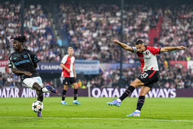 UEFA Champions League: Feyenoord v Bayer 04 Leverkusen Rotterdam - Jeremie Frimpong of Bayer 04 Leverkusen, David Hancko of Feyenoord during the first round of new format of the Champions League 2024 2025. The match is set between Feyenoord and Bayer 04 Leverkusen at Stadion Feijenoord De Kuip on 19 September 2024 in Rotterdam, The Netherlands. Copyright: xTomxBodex
