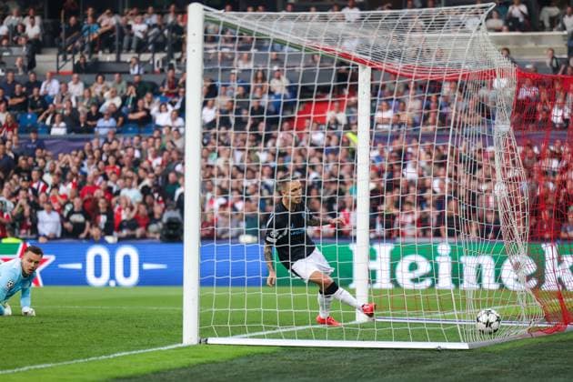 19 09 2024, Football, Season 2024 2025, UEFA Champions League, Matchday 1, Feyenoord Rotterdam Bayer 04 Leverkusen, Alejandro Grimaldo Bayer 04 Leverkusen scores to 0 2, Rotterdam De Kuip Stadion Feijenoord Netherlands xRHR PHOTO DEx Copyright: DennisxEwert RHR-FOTOx RHR-FOTO DE