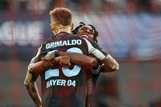 ROTTERDAM - (l-r) Alejandro Grimaldo of Bayer 04 Leverkusen , Jeremie Frimpong of Bayer 04 Leverkusen veir the 0-2 during the UEFA Champions League match between Feyenoord Rotterdam and Bayer 04 Leverkusen at Feyenoord Stadion de Kuip on Sept. 19, 2024 in Rotterdam, Netherlands. ANP MAURICE VAN STEEN UEFA Champions League 2024 25 xVIxANPxSportx xxANPxIVx 508862822 originalFilename: 508862822.jpg