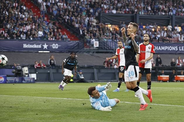 ROTTERDAM - (l-r) Feyenoord goalkeeper Timon Wellenreuther, Alejandro Grimaldo of Bayer 04 Leverkusen scores the 0-2, Ramiz Zerrouki of Feyenoord balks during the UEFA Champions League match between Feyenoord Rotterdam and Bayer 04 Leverkusen at Feyenoord Stadium de Kuip on Sept. 19, 2024 in Rotterdam, Netherlands. ANP MAURICE VAN STEEN UEFA Champions League 2024 25 xVIxANPxSportx xxANPxIVx 508862914 originalFilename: 508862914.jpg